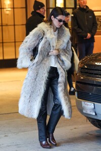 kendall-jenner-dines-in-fur-jacket-at-little-nell-s-02.06.2025-8.jpg