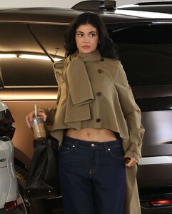 kylie-jenner-s-effortless-la-business-look-02.08.2025-0.jpg