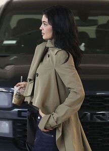 kylie-jenner-s-effortless-la-business-look-02.08.2025-1.jpg