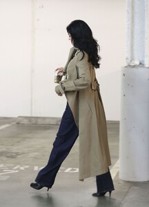 kylie-jenner-s-effortless-la-business-look-02.08.2025-5.jpg