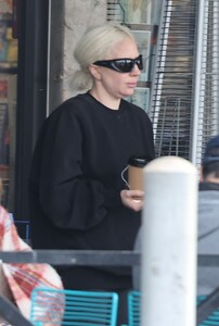 lady-gaga-flaunts-massive-ring-during-coffee-run-in-malibu-12.11.2024-0.jpg