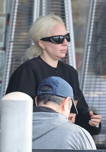 lady-gaga-flaunts-massive-ring-during-coffee-run-in-malibu-12.11.2024-1.jpg