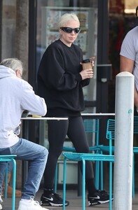 lady-gaga-flaunts-massive-ring-during-coffee-run-in-malibu-12.11.2024-2.jpg