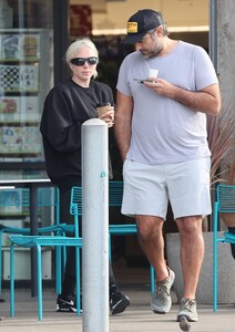lady-gaga-flaunts-massive-ring-during-coffee-run-in-malibu-12.11.2024-3.jpg