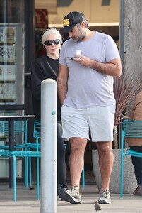 lady-gaga-flaunts-massive-ring-during-coffee-run-in-malibu-12.11.2024-4.jpg
