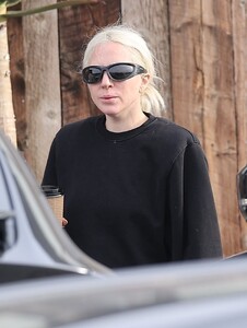 lady-gaga-flaunts-massive-ring-during-coffee-run-in-malibu-12.11.2024-5.jpg