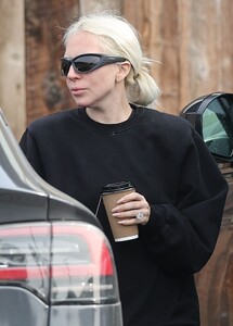 lady-gaga-flaunts-massive-ring-during-coffee-run-in-malibu-12.11.2024-6.jpg