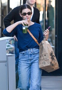 lucy-hale-visits-erewhon-market-in-studio-city-01.12.2025-0.jpg