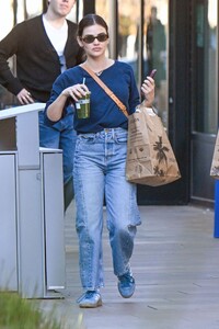 lucy-hale-visits-erewhon-market-in-studio-city-01.12.2025-4.jpg