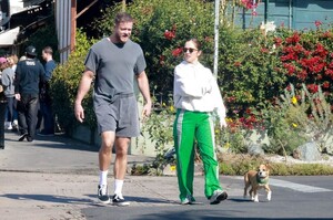 minka-kelly-and-dan-reynolds-enjoy-coffee-run-with-dog-in-los-feliz-02.09.2025-2.jpg
