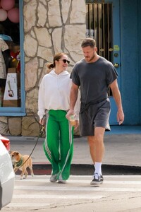 minka-kelly-and-dan-reynolds-enjoy-coffee-run-with-dog-in-los-feliz-02.09.2025-4.jpg