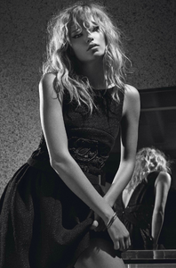 natasha-poly-by-mario-sorrenti-for-vogue-paris-march-2014-10.thumb.png.2a970c423fa6f5841f69450d3e730464.png