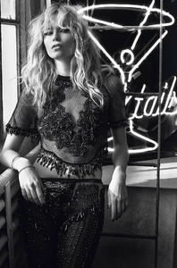natasha-poly-by-mario-sorrenti-for-vogue-paris-march-2014-7.thumb.png.754b2ac148573d4859c8d7fe29a5dba2.png
