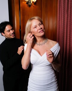 pamela-anderson-at-bafta-2025-for-pandora-jewelry-promoshoot-7.jpg