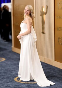 pamela-anderson-turned-heads-at-the-2025-sag-awards-with-her-makeup-free-glow-vintage-curls-and-a-stunning-white-dior-gown.-2.jpg