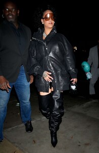 rihanna-rings-in-2025-with-style-in-new-york-12.31.2024-3.jpg