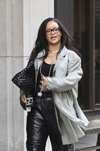 rihanna-s-courtroom-style-steals-the-spotlight-in-la-01.31.2025-6.jpg