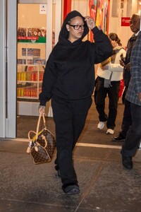 rihanna-s-natural-beauty-shines-during-casual-nyc-outing-01.17.2025-0.jpg