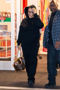 rihanna-s-natural-beauty-shines-during-casual-nyc-outing-01.17.2025-1.jpg