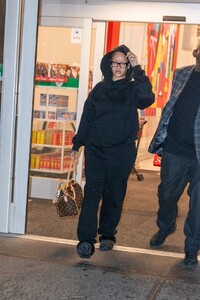 rihanna-s-natural-beauty-shines-during-casual-nyc-outing-01.17.2025-2.jpg