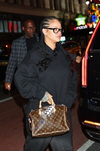 rihanna-s-natural-beauty-shines-during-casual-nyc-outing-01.17.2025-4.jpg