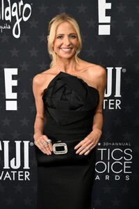 sarah-michelle-gellar-shines-at-critics-choice-awards-2025-6.jpg