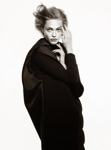 sasha-pivovarova-by-david-sims-for-vogue-paris-august-2014-8.thumb.jpg.d694a40d4808d42f8718deeb51f53c46.jpg