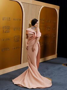 sofia-carson-s-100-carat-diamond-masterpiece-at-sag-awards-2025-2.jpg