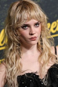 sophie-thatcher-at-yellowjackets-season-3-premiere-02.13.2025-12.jpg