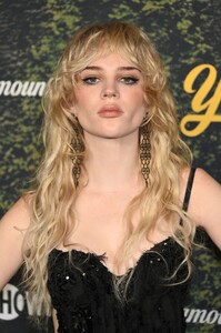 sophie-thatcher-at-yellowjackets-season-3-premiere-02.13.2025-5.jpg