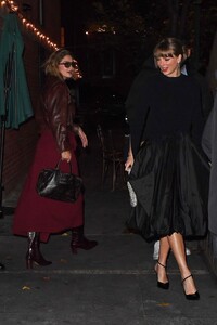 taylor-swift-and-gigi-hadid-enjoy-dinner-in-nyc-12.03.2024-0.jpg