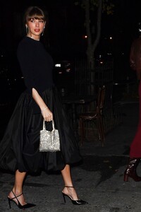 taylor-swift-and-gigi-hadid-enjoy-dinner-in-nyc-12.03.2024-2.jpg