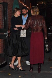 taylor-swift-and-gigi-hadid-enjoy-dinner-in-nyc-12.03.2024-3.jpg