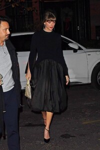 taylor-swift-and-gigi-hadid-enjoy-dinner-in-nyc-12.03.2024-5.jpg