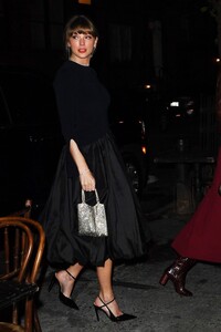 taylor-swift-and-gigi-hadid-enjoy-dinner-in-nyc-12.03.2024-8.jpg