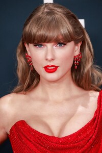 taylor-swift-at-67th-annual-grammy-awards-more-photos-7.jpg