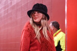 taylor-swift-dazzles-in-red-coat-at-chiefs-game-12.21.2024-0.jpg