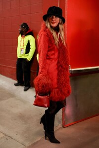 taylor-swift-dazzles-in-red-coat-at-chiefs-game-12.21.2024-1.jpg