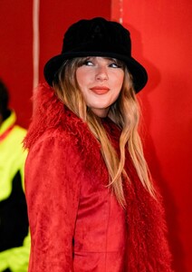 taylor-swift-dazzles-in-red-coat-at-chiefs-game-12.21.2024-3.jpg