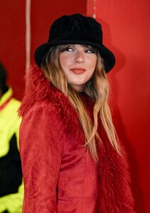 taylor-swift-dazzles-in-red-coat-at-chiefs-game-12.21.2024-4.jpg