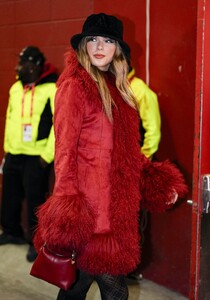 taylor-swift-dazzles-in-red-coat-at-chiefs-game-12.21.2024-5.jpg