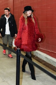 taylor-swift-dazzles-in-red-coat-at-chiefs-game-12.21.2024-6.jpg
