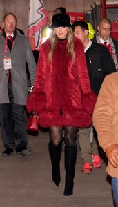 taylor-swift-dazzles-in-red-coat-at-chiefs-game-12.21.2024-7.jpg