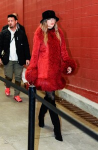 taylor-swift-dazzles-in-red-coat-at-chiefs-game-12.21.2024-8.jpg