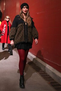 taylor-swift-s-15-red-tights-steal-the-show-at-chiefs-game-6.jpg