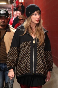 taylor-swift-s-15-red-tights-steal-the-show-at-chiefs-game-7.jpg
