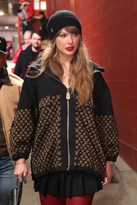 taylor-swift-s-15-red-tights-steal-the-show-at-chiefs-game-9.jpg
