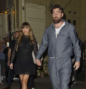taylor-swift-s-chic-night-out-in-new-orleans-02.07.2025-1.jpg