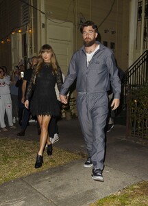 taylor-swift-s-chic-night-out-in-new-orleans-02.07.2025-3.jpg