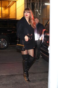 taylor-swift-s-elegant-all-black-ensemble-for-nobu-night-out-3.jpg